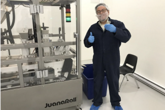 JuanaRoll pre roll machine with customer 2